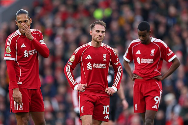 Virgil van Dijk, Alexis Mac Allister ve Alexander Isak üzgün görünümde.