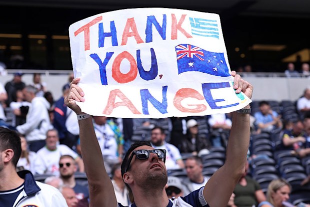 Ange Postecoglou için bir pankart tutan taraftar.