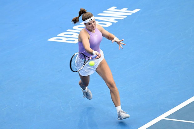 Karolina Muchova forehand atışı yaparken.