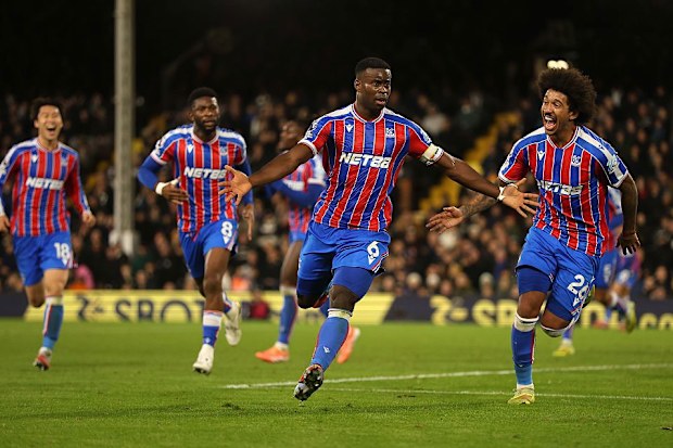 Crystal Palace'dan Marc Guehi, gol sevinci yaşıyor.