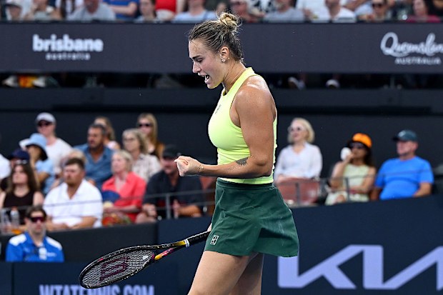 Aryna Sabalenka, Karolina Muchova'ya karşı kazandığı bir puanın ardından kutlama yapıyor.