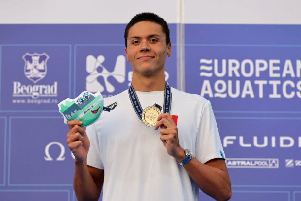 David Popovici holds his 100m gold medal at the European Championships.