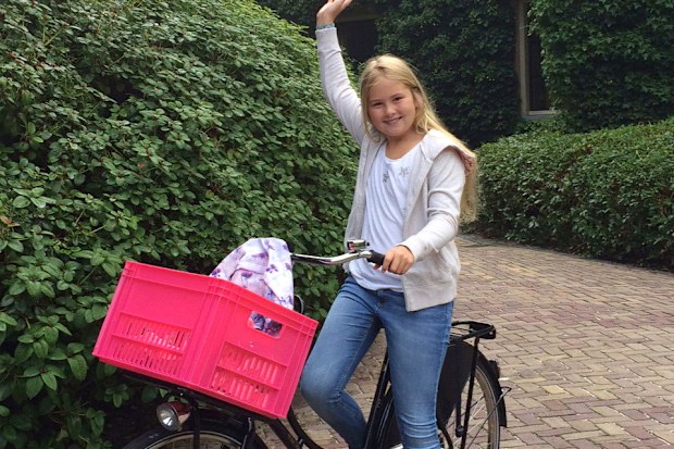 WASSENAAR, NETHERLANDS - AUGUST 24:  In this handout provided by Netherlands Government Information Service, Crown Princess Amalia of The Netherlands waves on her first day of attending Christelijk Gymnasium Sorghvliet high school on August 24, 2015 in Wassenaar Netherlands.   (Photo by Netherlands Government Information Service - RVD/Handout/Getty Images)
