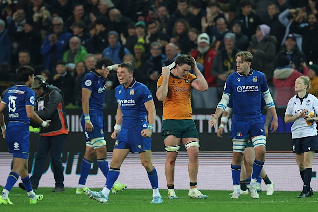 Tom Hooper of Australia removes some bandaging.