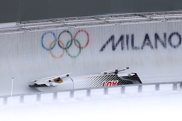 Team Austria crash in the second heat.