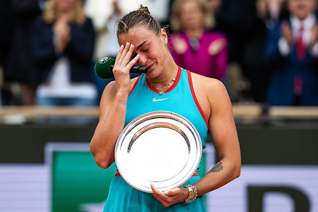 Aryna Sabalenka görünüşte duygusal bir an yaşıyor.