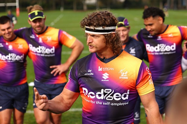 Nick Cummins talks to the Storm players.