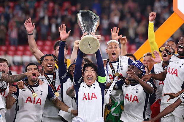 Son Heung-Min of Tottenham Hotspur lifts the trophy.