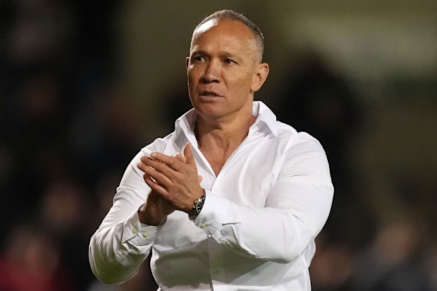 Leigh Leopards menajeri Adrian Lam, Betfred Süper Lig'de zafer sonrası kutlama yapıyor.