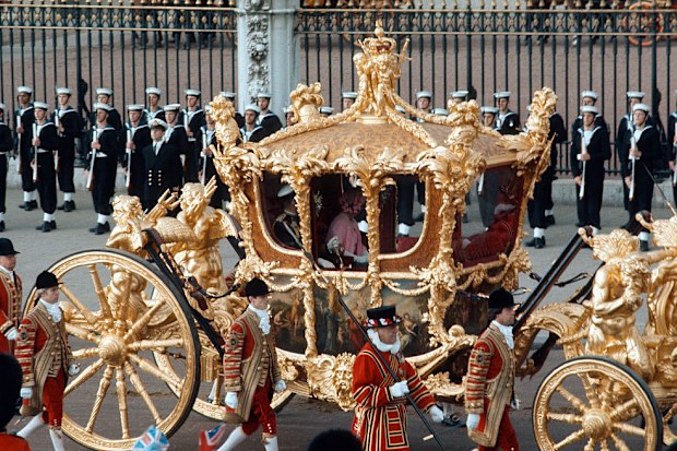 Queen Elizabeth ll leaves Buckingham Palace in the Gold State Coach during the Silver Jubilee celebrations on 7th June 1977 in London, England. (Photo by Anwar Hussein/Getty Images)
