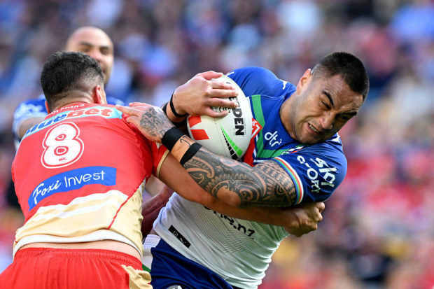 Marata Niukore attempts to break away from the defence of Jesse Bromwich.