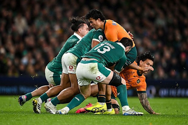 El australiano Joseph-Aukuso Suali es bloqueado por Irlanda.