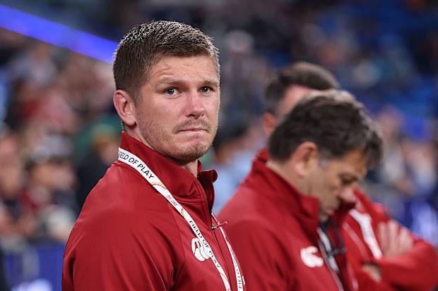 Owen Farrell, tur maçı öncesinde kenardan izliyor.