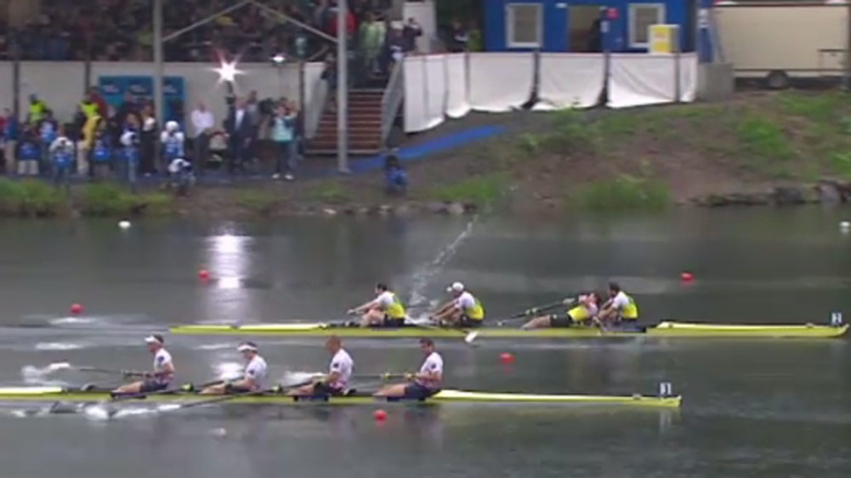 Aussie rowers slip up after 'catching a crab'