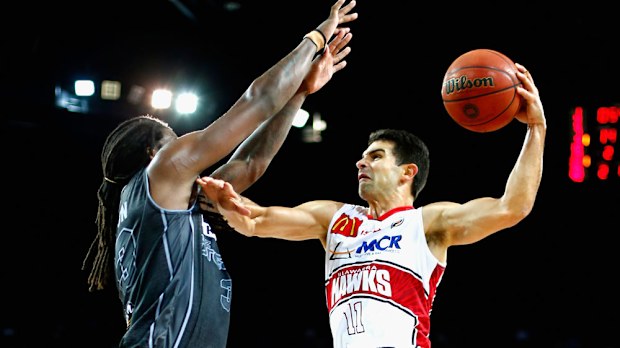 Illawarra Hawks star Kevin Lisch (r) goes for a lay up. (Getty)