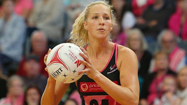 Adelaide Thunderbirds' Erin Bell looks to pass against the West Coast Fever. (Getty)