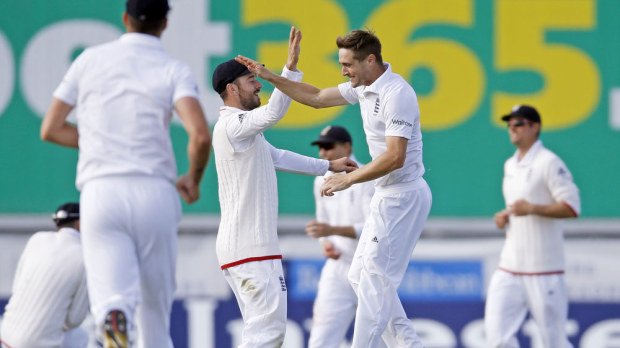 England players celebrate a Sri Lankan wicket. (AAP)