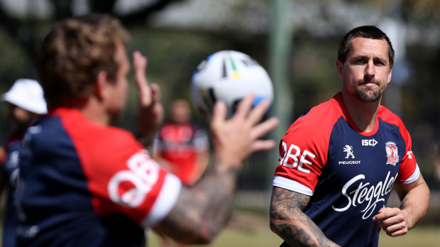 Mitchell Pearce passes the ball to Jake Friend at Roosters training. (AAP)