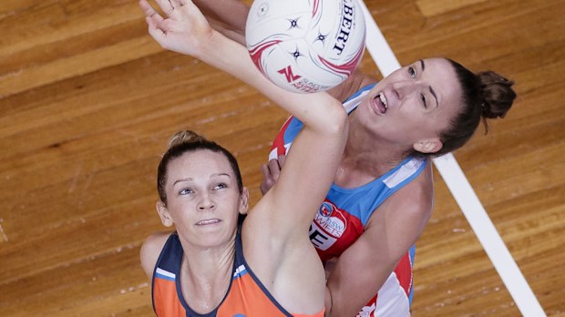 Giants goalshooter Jo Harten battle with Swifts player Sarah Klau. (Getty Images)