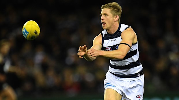 Scott Selwood gets a hand pass away against Carlton. (AAP)