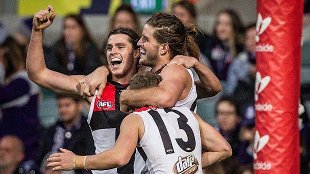 Josh Bruce of St Kilda (centre) celebrates St Kilda's win