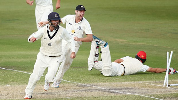 Cameron White and Bob Quiney appeal for a run out. (Getty)