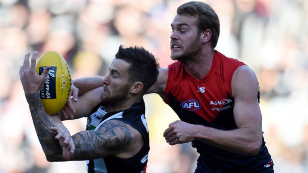 Demon Jack Watts spoils Magpies' Jeremy Howe's catch (AAP)