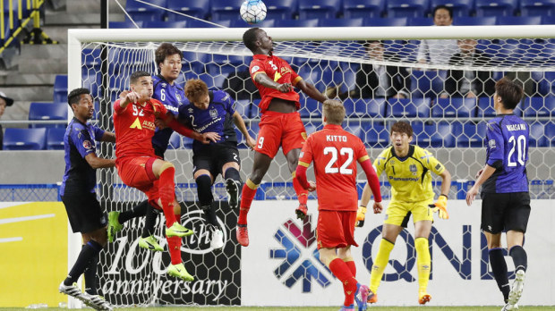 Adelaide United's Baba Diawara (4r).