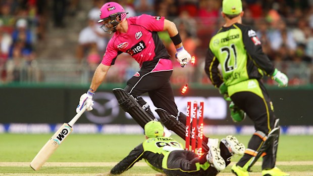 Michael Lumb of the Sydney Sixers slides in to avoid a runout against Sydney Thunder. (Getty)