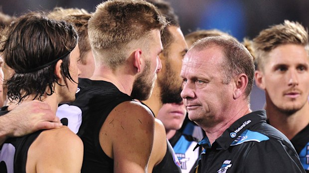 Ken Hinkley addresses his players. (AAP)