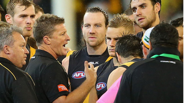 Damien Hardwick addresses Richmond players. (Getty)