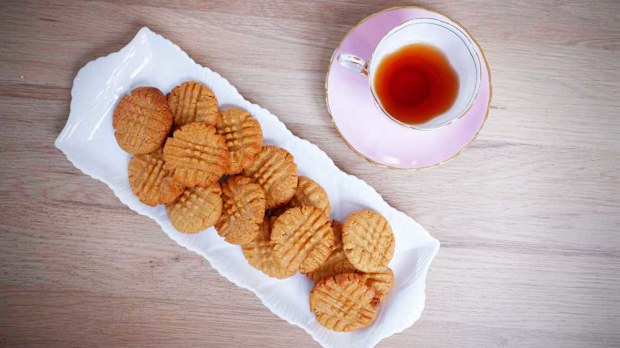 Three-ingredient peanut butter cookies for isolation cooking
