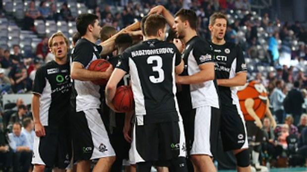 Melbourne United players celebrate. (Getty)