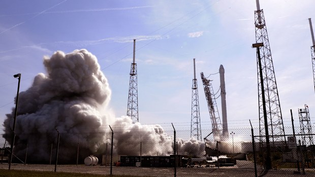 Space X's Falcon 9 rocket lifts off with an unmanned Dragon cargo craft from the launch platform in Cape Canaveral, Florida on April 8, 2016. (AFP)