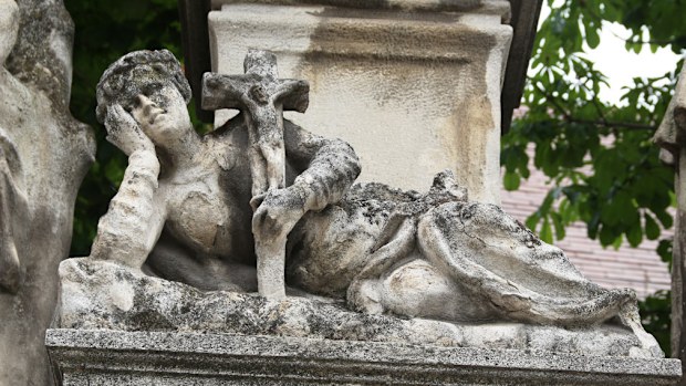 The "Pestsäule" statue in Neusiedl am See, was reportedly beheaded by a local sculptor. (Wikimedia/Braveheart)