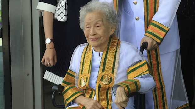 Kimlun Jinakul, 91, attends her graduation ceremony from Sukhothai Thammathirat Open University where she received a bachelor's degree in human ecology from Thailand's King Maha Vajiralongkorn Bodindradebayavarangkun.. (AP)