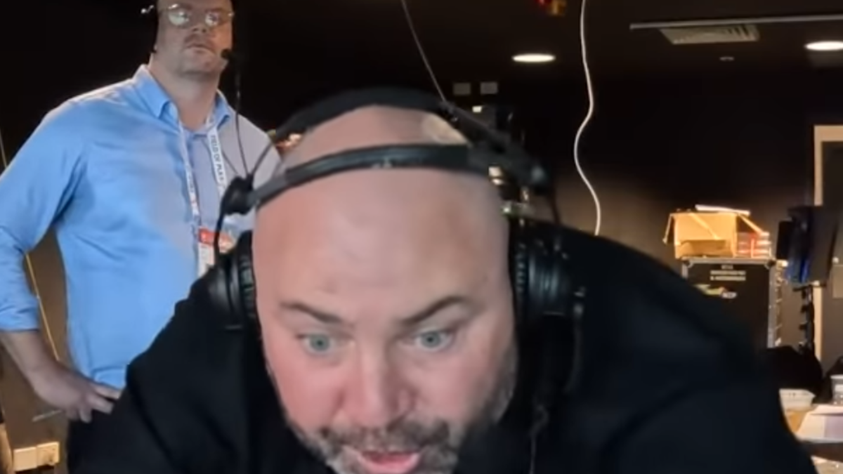 Stan Sport-commentator Sean Maloney verloor zijn stem en werd vervangen door Andrew Swain