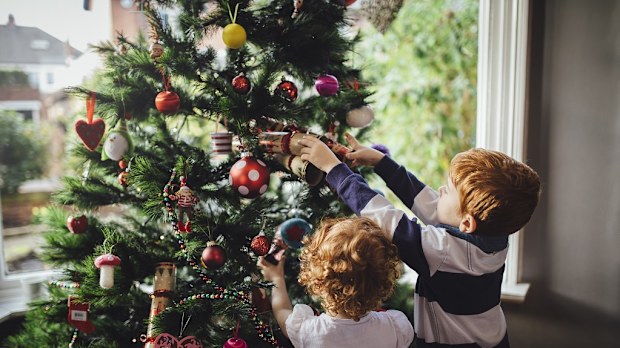 Budget ideas for decorating a Christmas tree.