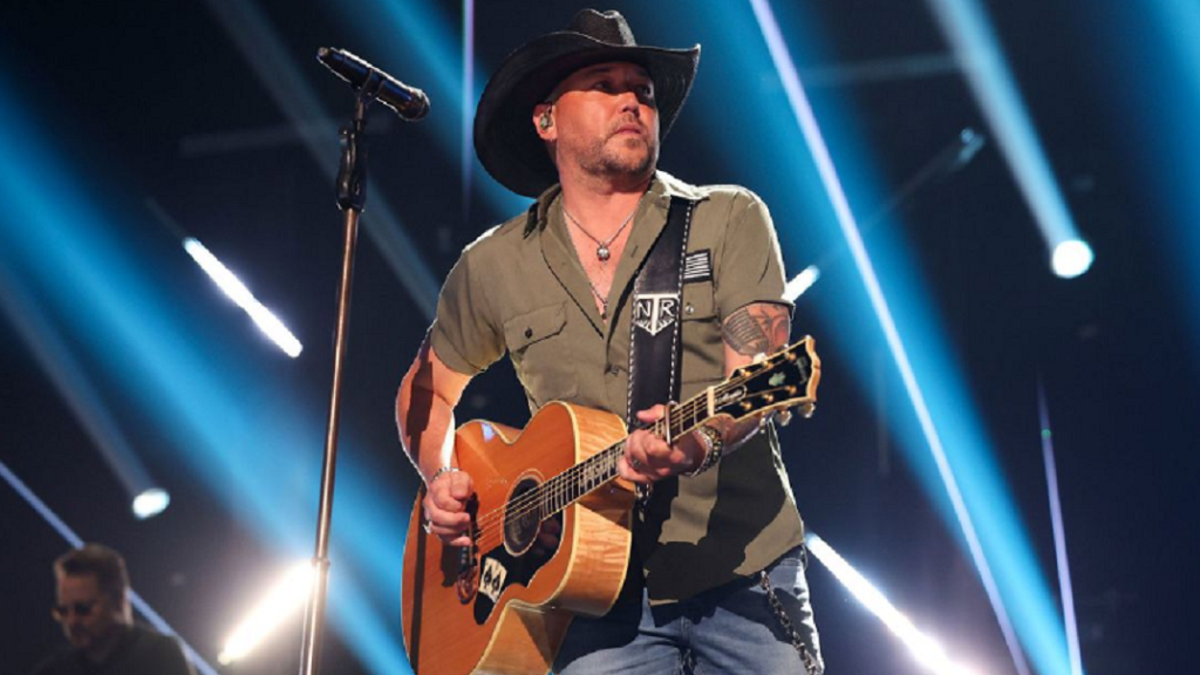 Country singer Jason Aldean updates fans after suffering heat stroke ...