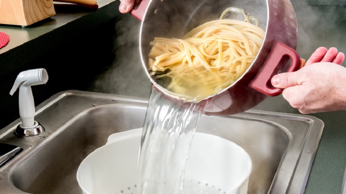How to strain or drain pasta with a colander? TikTok hack divides the ...