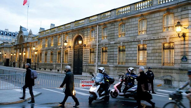 Police officers establish a secuirty zone outside the Elysee Palace in Paris, France. (AAP)