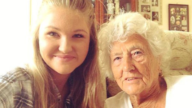 Aussie Gemma Louise Donhou with 91-year-old "Edna". (Facebook/Gemma Louise Donhou)