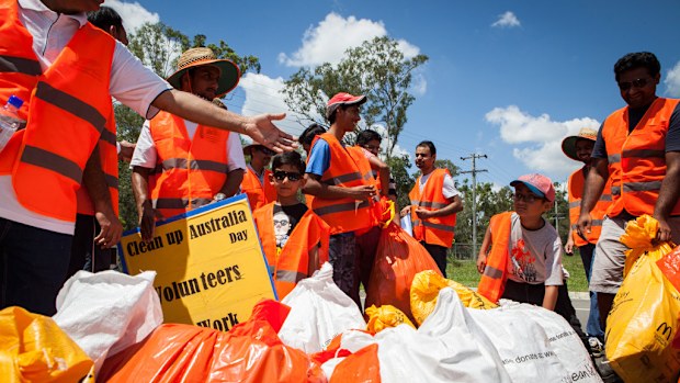 Over 100 volunteers from the Ahmadiyya Stockleigh Mosque participated in Clean Up Australia Day on the Gold Coast. (AAP)