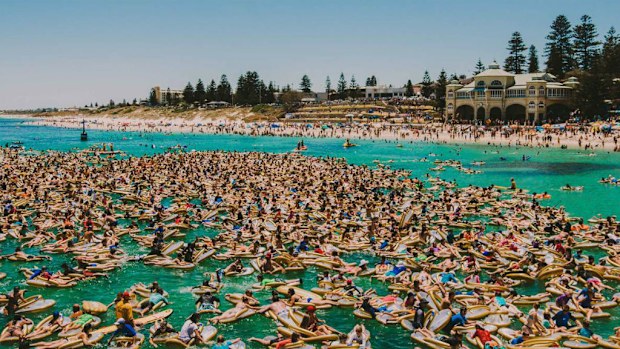 A record 2210 people at Perth’s Cottesloe beach on giant inflatable thongs on Australia Day. (AAP)