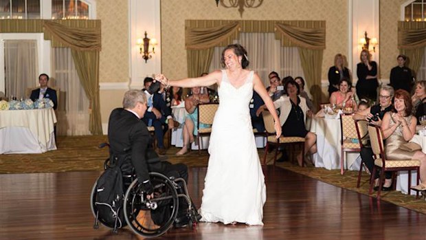 The special dance. (Daniel Fugaciu/www.danielweddings.com)