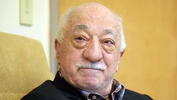 Turkish preacher Fethullah Gülen speaks to members of the media from his home on September 22, 2016. (AFP)