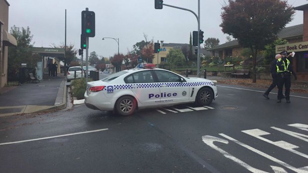 Police block off Main Street in Lobethal, in the Adelaide Hills, after a bank robbery. (9NEWS/Eddie Godfrey)