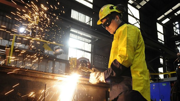 A trainee steelworker at a business in Melbourne. (AAP)