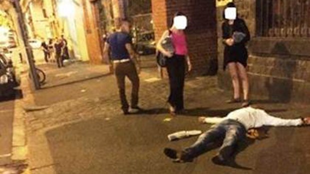Police wish to speak to the man in the blue shirt. (Victoria Police/Supplied)