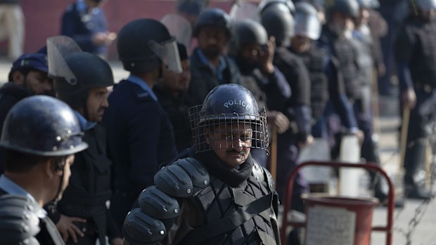 Pakistani police officers stand guard outside radical Red Mosque. (AAP)